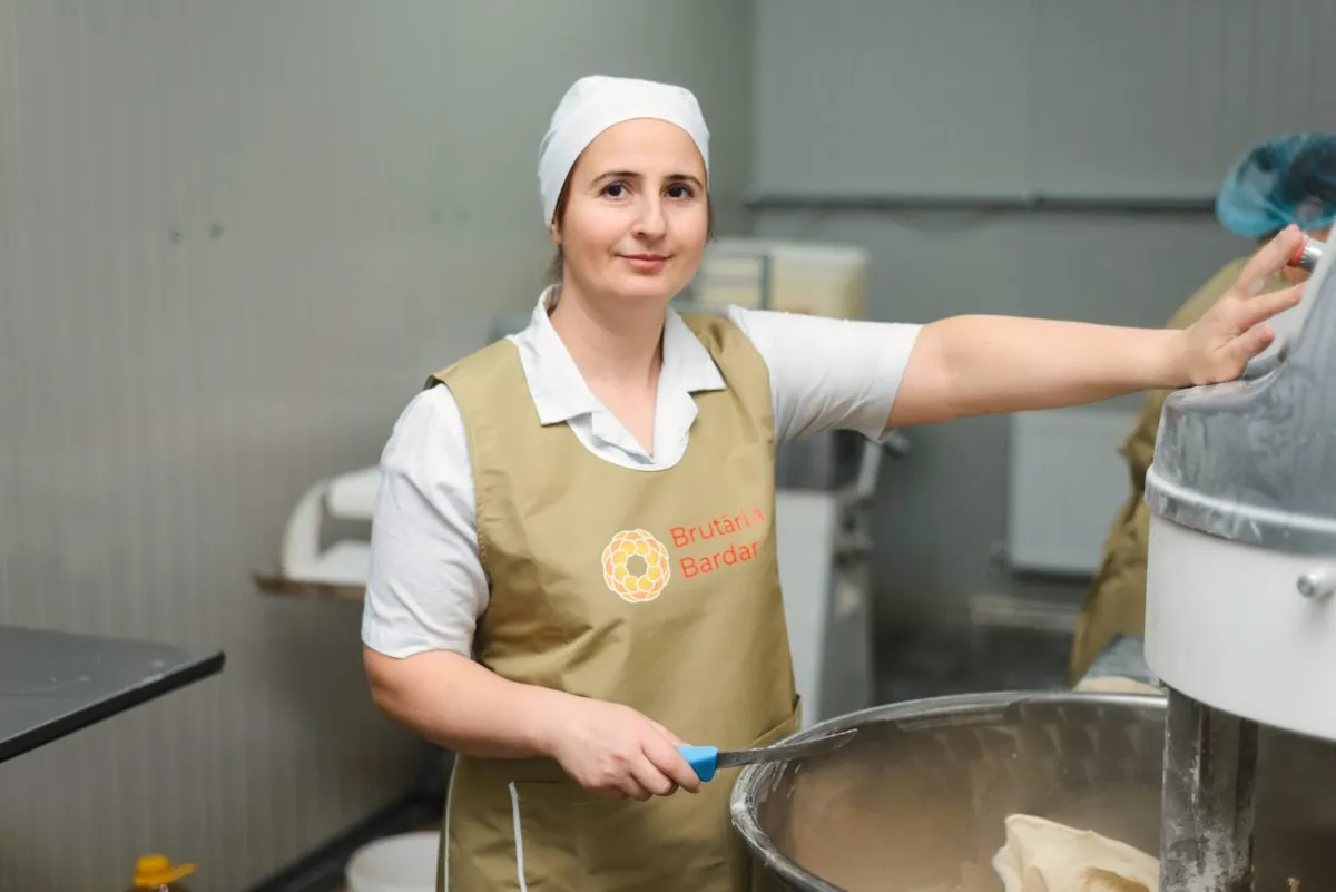 Brutăria Bardar baker at work