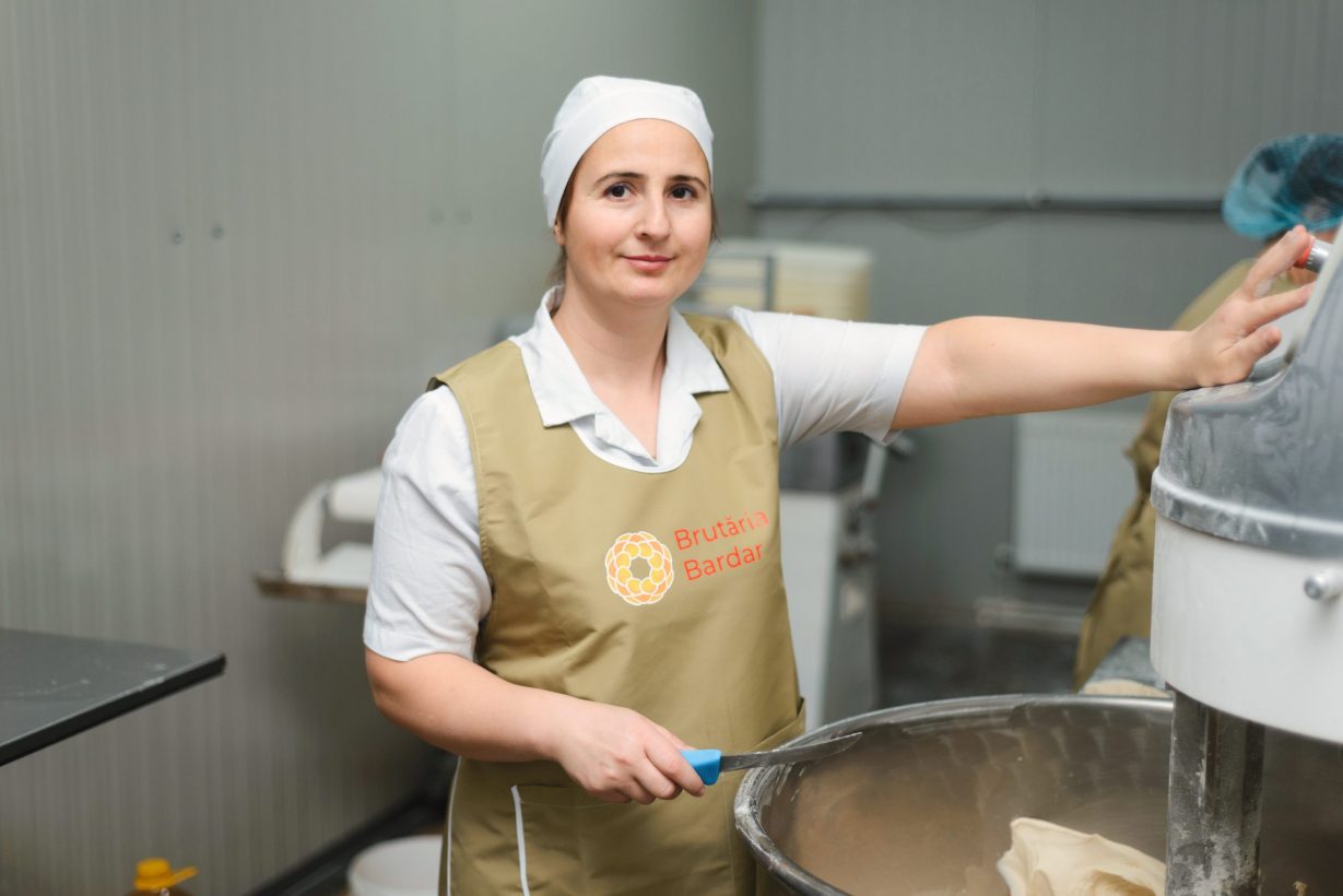 Brutăria Bardar baker at work